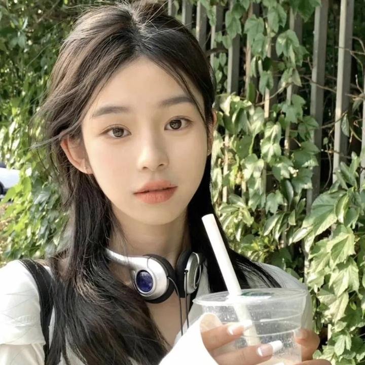 给小酒馆女子喝高杯酒